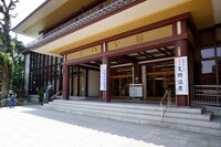 川崎大師信徒会館の正面玄関。