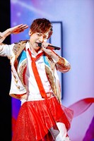 三鷹アサヒ役の小林竜之（写真は東京公演のもの）。