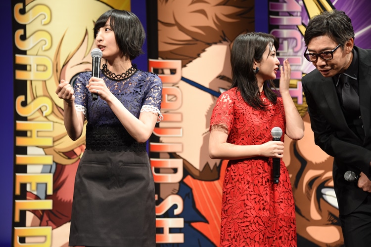 志田未来（中央）への愛を熱弁する佐倉綾音（左）だが、志田本人は生瀬勝久（右）と何かを話し合っていた。