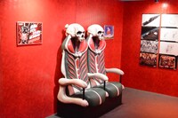 黒い新幹線の車内。