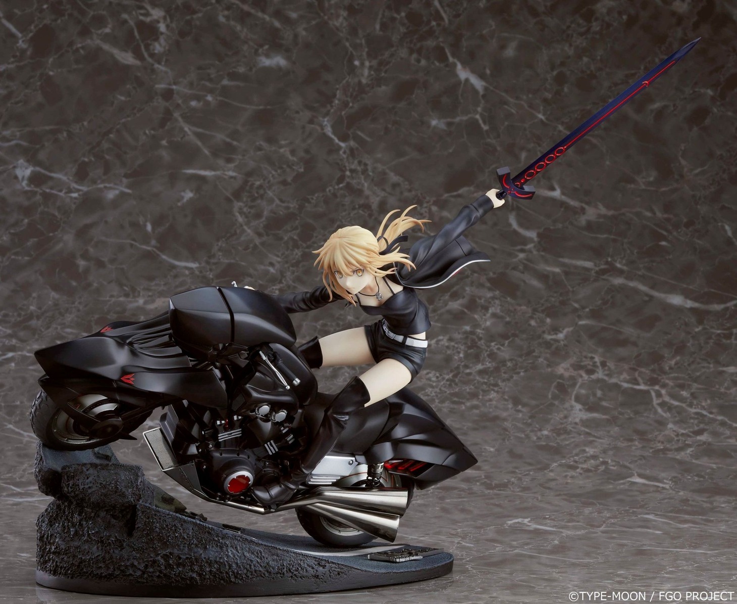 「セイバー/アルトリア・ペンドラゴン〔オルタ〕＆キュイラッシェ・ノワール」