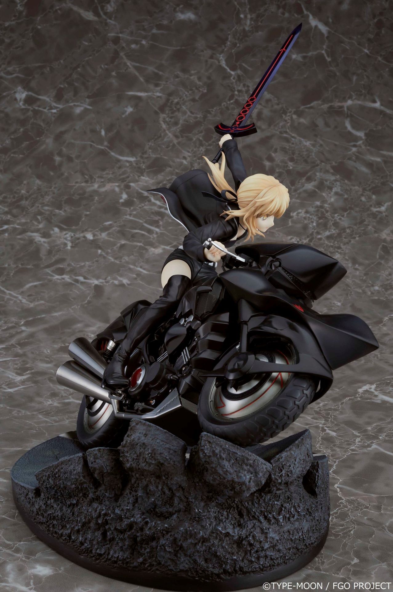 「セイバー/アルトリア・ペンドラゴン〔オルタ〕＆キュイラッシェ・ノワール」