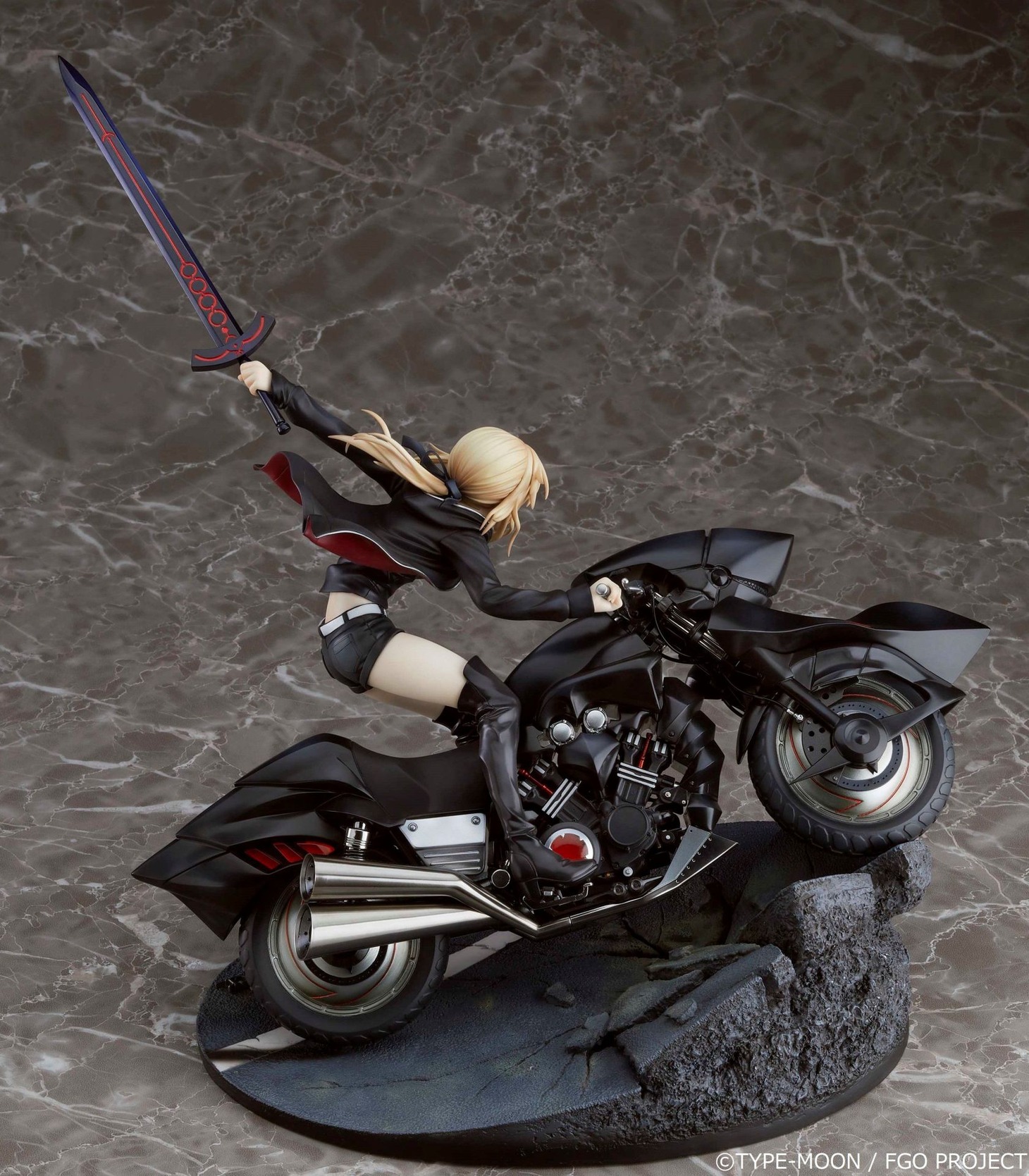 「セイバー/アルトリア・ペンドラゴン〔オルタ〕＆キュイラッシェ・ノワール」