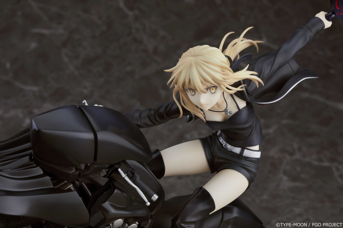 「セイバー/アルトリア・ペンドラゴン〔オルタ〕＆キュイラッシェ・ノワール」