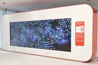 東映アニメーションミュージアム内の巨大なタッチモニター。