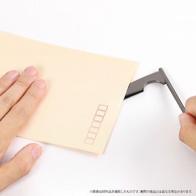 「ザックの鎌風ペーパーナイフ」の使用イメージ。