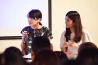 左から米代恭、担当編集者の金城小百合氏。