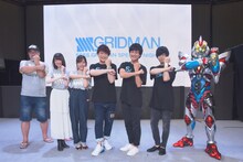 「SSSS.GRIDMANスペシャルナイト」の様子。左からアレクシス・ケリヴ役の稲田徹、新条アカネ役の上田麗奈、宝多六花役の宮本侑芽、グリッドマン役の緑川光、響裕太役の広瀬裕也、内海将役の斉藤壮馬、アニメ版グリッドマン。