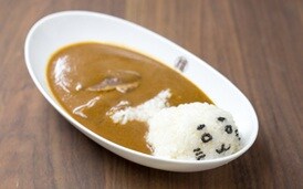 丸福珈琲店とのコラボメニュー「ゴマちゃんシーフードカレー」。