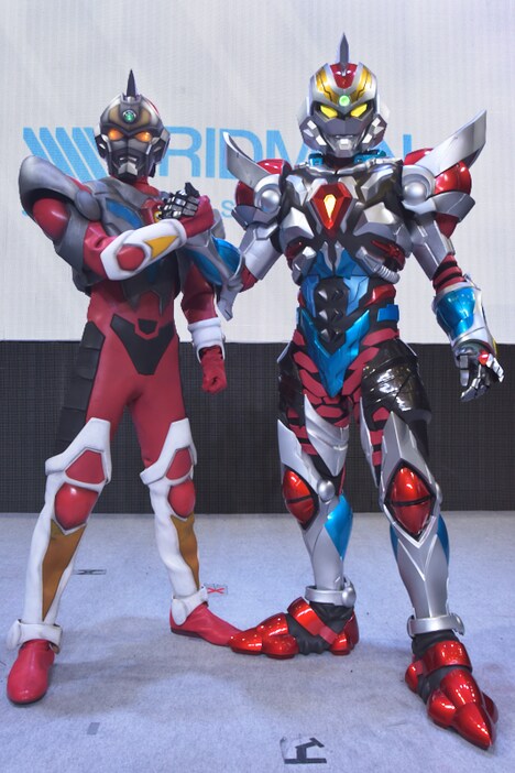 「SSSS.GRIDMANスペシャルナイト」の様子。左が「電光超人グリッドマン」のグリッドマン、右がアニメ「SSSS.GRIDMAN」のグリッドマン。