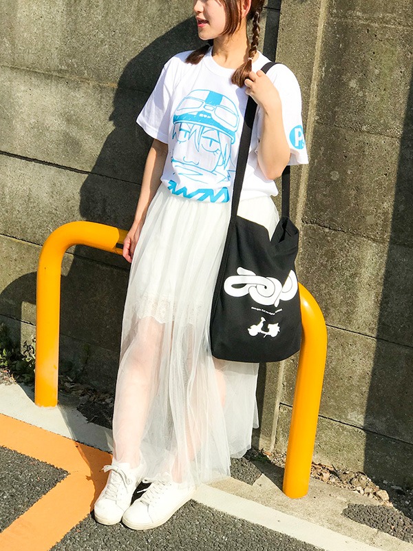 「FLCL ハル子 Tシャツ」ホワイトの着用例。