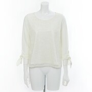 「うさぎ漢方 極楽満月」に勤務するうさぎと猫好好モデルのトップス。