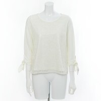 「うさぎ漢方 極楽満月」に勤務するうさぎと猫好好モデルのトップス。