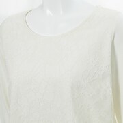 「うさぎ漢方 極楽満月」に勤務するうさぎと猫好好モデルのトップス。