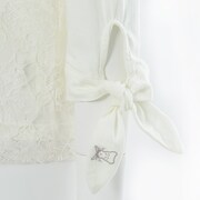 「うさぎ漢方 極楽満月」に勤務するうさぎと猫好好モデルのトップス。