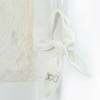 「うさぎ漢方 極楽満月」に勤務するうさぎと猫好好モデルのトップス。