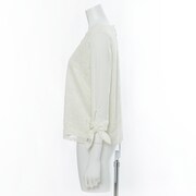 「うさぎ漢方 極楽満月」に勤務するうさぎと猫好好モデルのトップス。