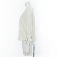 「うさぎ漢方 極楽満月」に勤務するうさぎと猫好好モデルのトップス。