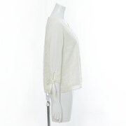 「うさぎ漢方 極楽満月」に勤務するうさぎと猫好好モデルのトップス。