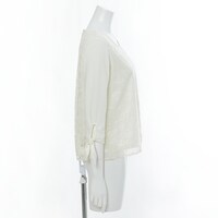 「うさぎ漢方 極楽満月」に勤務するうさぎと猫好好モデルのトップス。