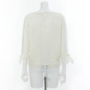 「うさぎ漢方 極楽満月」に勤務するうさぎと猫好好モデルのトップス。