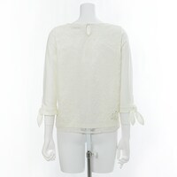 「うさぎ漢方 極楽満月」に勤務するうさぎと猫好好モデルのトップス。