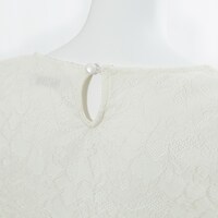 「うさぎ漢方 極楽満月」に勤務するうさぎと猫好好モデルのトップス。