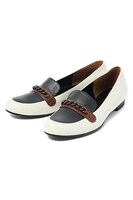 芥子モデルのパンプス。