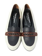 芥子モデルのパンプス。