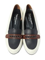 芥子モデルのパンプス。