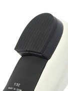 芥子モデルのパンプス。