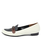 芥子モデルのパンプス。