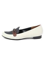 芥子モデルのパンプス。