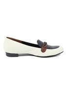 芥子モデルのパンプス。