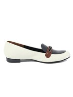 芥子モデルのパンプス。