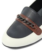 芥子モデルのパンプス。