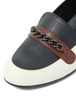 芥子モデルのパンプス。