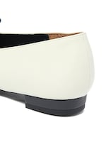 芥子モデルのパンプス。