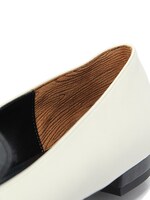 芥子モデルのパンプス。