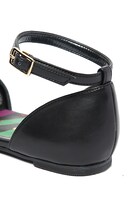 レディ・リリスモデルのパンプス。