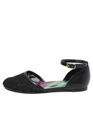 レディ・リリスモデルのパンプス。