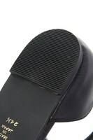 レディ・リリスモデルのパンプス。