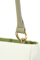 桃太郎とシロモデルのバッグ。