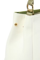 桃太郎とシロモデルのバッグ。