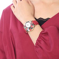 座敷童子モデルの腕時計の着用例。