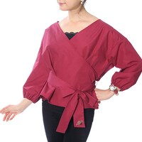 チュンモデルのトップスの着用例。