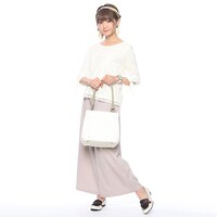 「うさぎ漢方 極楽満月」に勤務するうさぎと猫好好モデルのトップスの着用例。