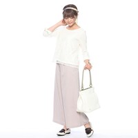 「うさぎ漢方 極楽満月」に勤務するうさぎと猫好好モデルのトップスの着用例。