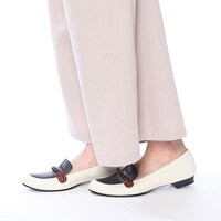 芥子モデルのパンプスの着用例。