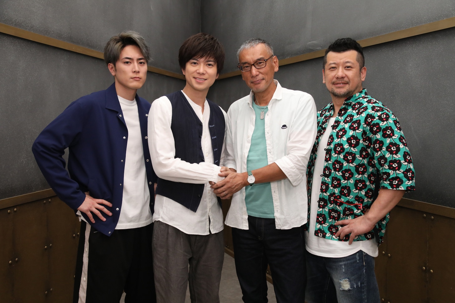 前列左から末崎セイギ役の間宮祥太朗、宇海零役の加藤シゲアキ、福本伸行、末崎サクラ役のケンドーコバヤシ。